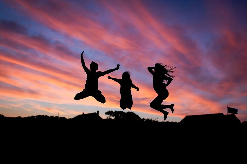 persone al tramonto persone al tramonto